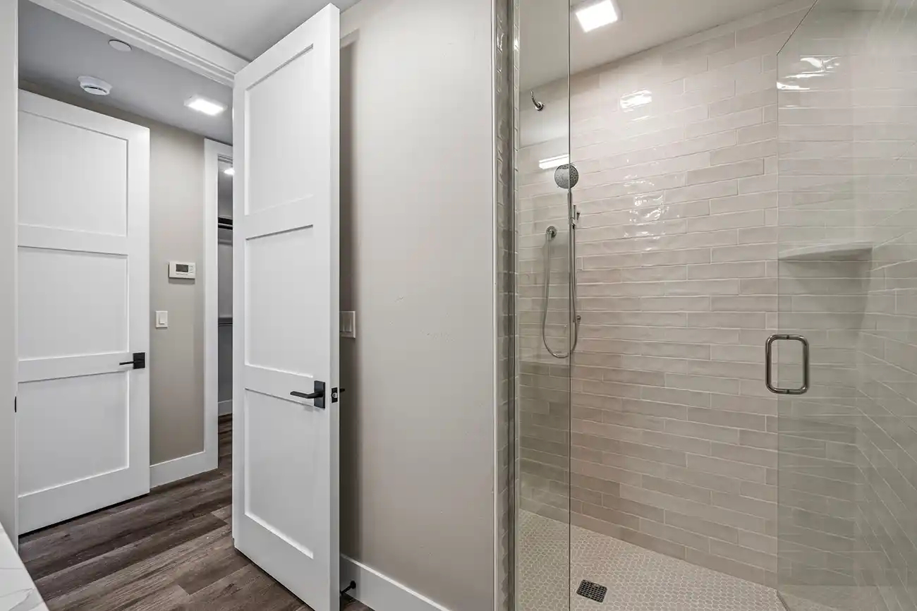 Seasons at Sandpoint Building 8 shower